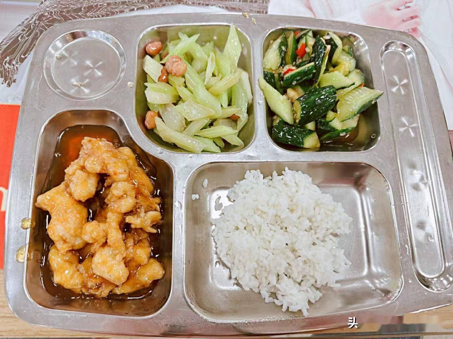 表妹晒大学食堂伙食,亲妈看后质疑:每月给你4000生活费就吃这?