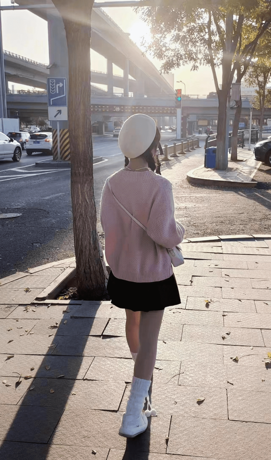 一千四百多公里来到这里,看着父亲渐行渐远的身影,我步入了大学生活