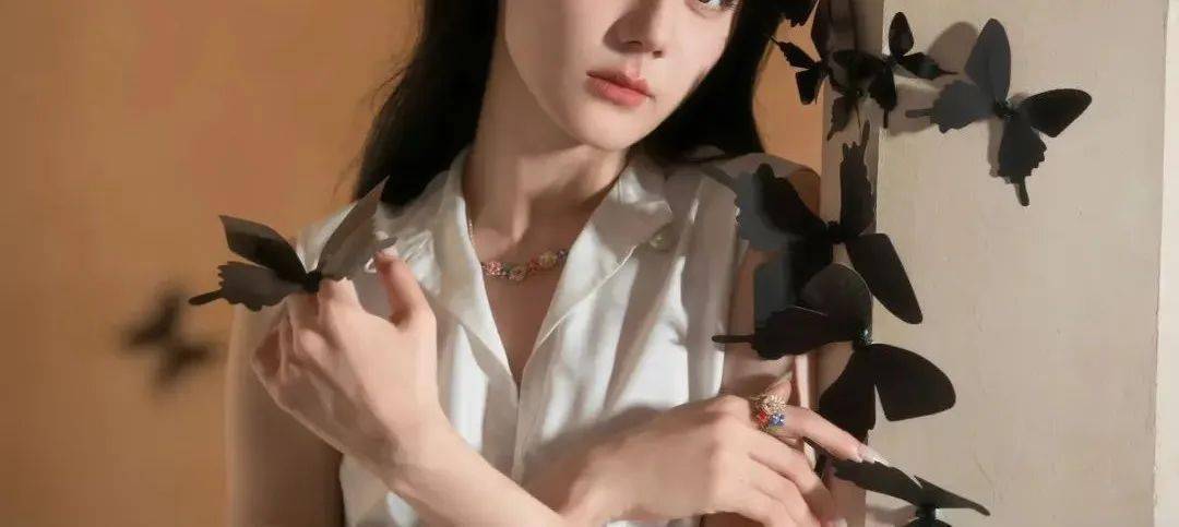 总的来说,迪丽热巴封面捂胸事件并不是什么大问题.