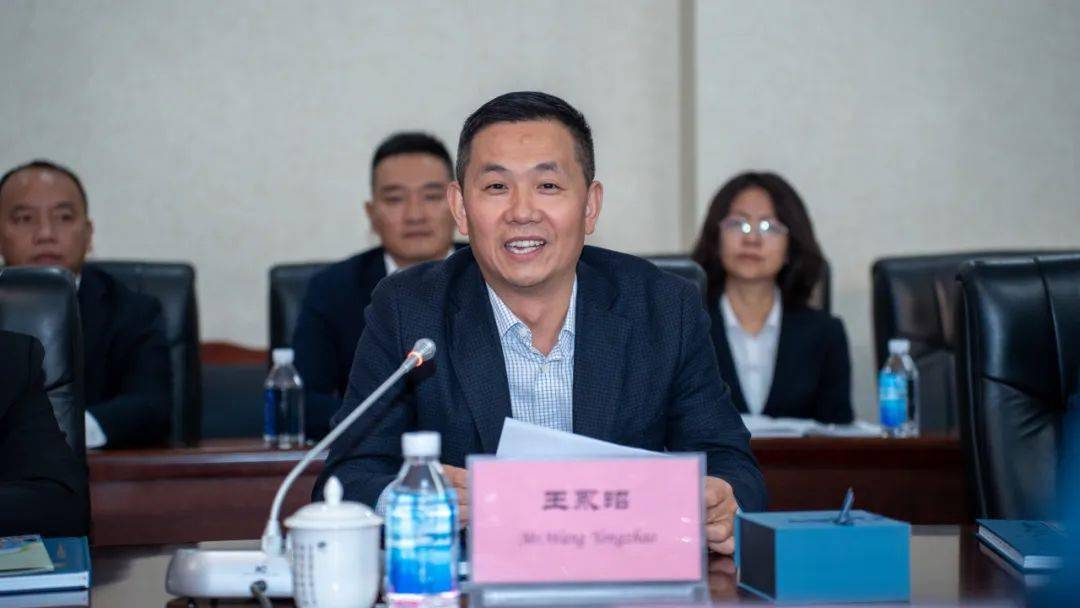 座谈会上,王永昭介绍了绵阳市情,绵阳教育基本情况