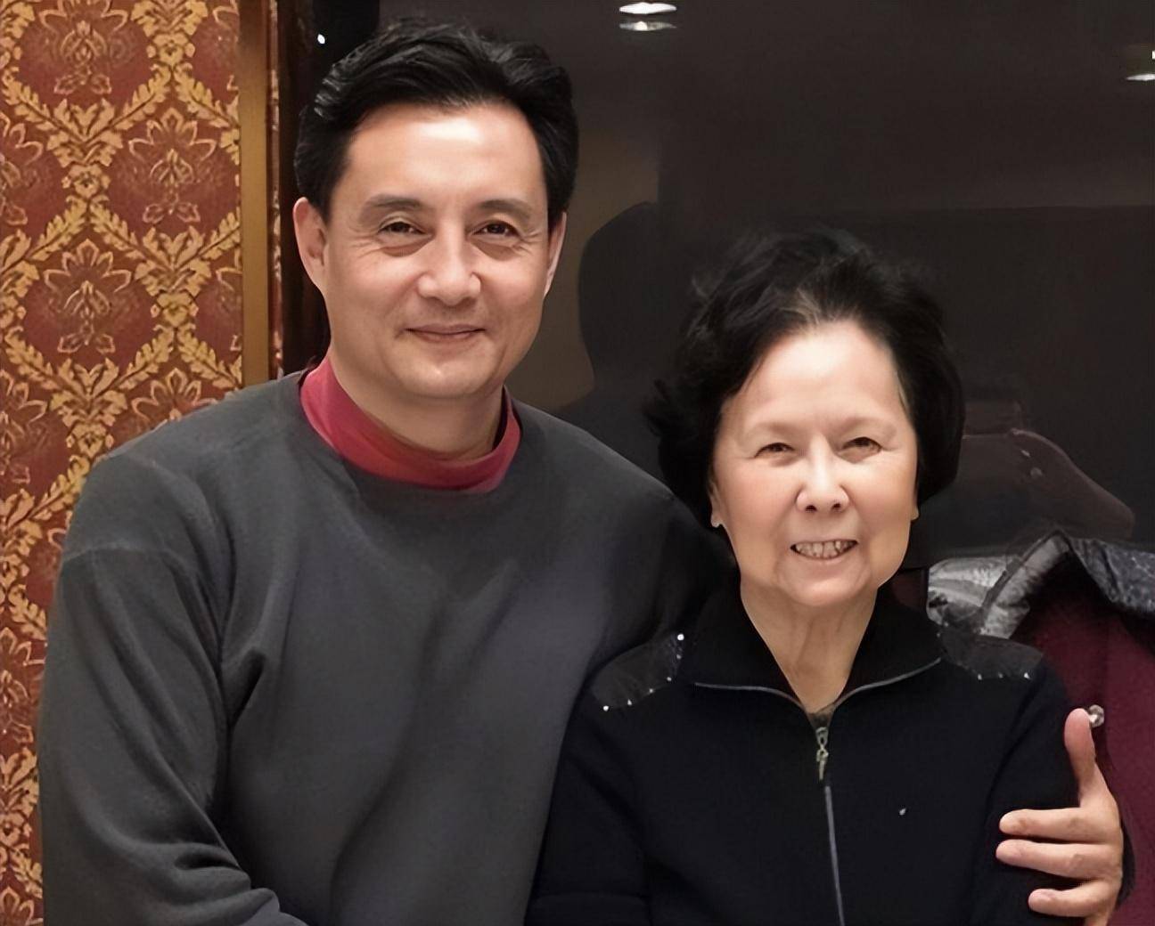 却出国洗碗,扫厕所,被父亲告上法庭,如今怎样了_王伯昭_白龙马_时候