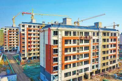 11月14日,兰考县沿黄高滩区搬迁安置项目丁杨社区建设正酣.