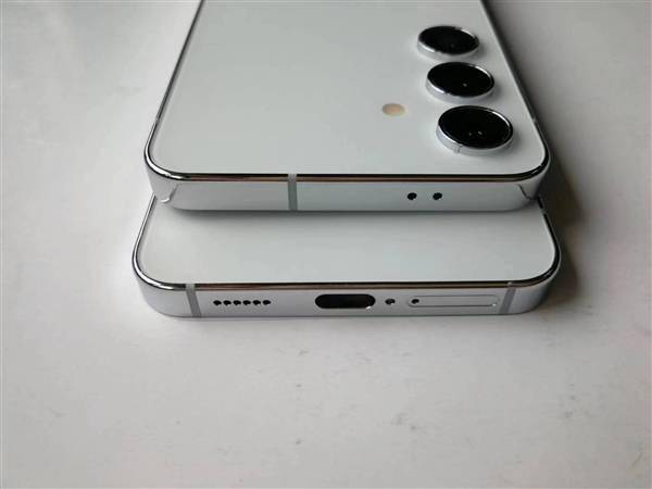 唯一一款骁龙8 Gen3鸡血版小屏旗舰！三星Galaxy S24机模上手(图2)