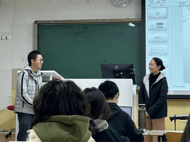   左右滑动查看更多 >讲座结束,松风琴社同学为林晨老师献上鲜花.