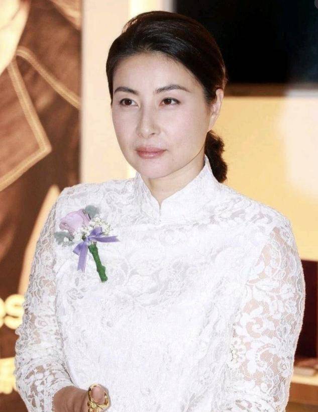 看了42岁郭晶晶才知道,什么叫"贵妇气质"!