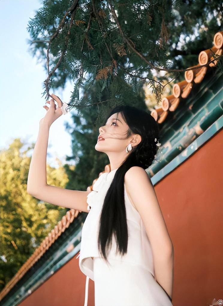 白色挂脖衫长裙, 李一桐手执团扇侧颜优越,又美又飒!