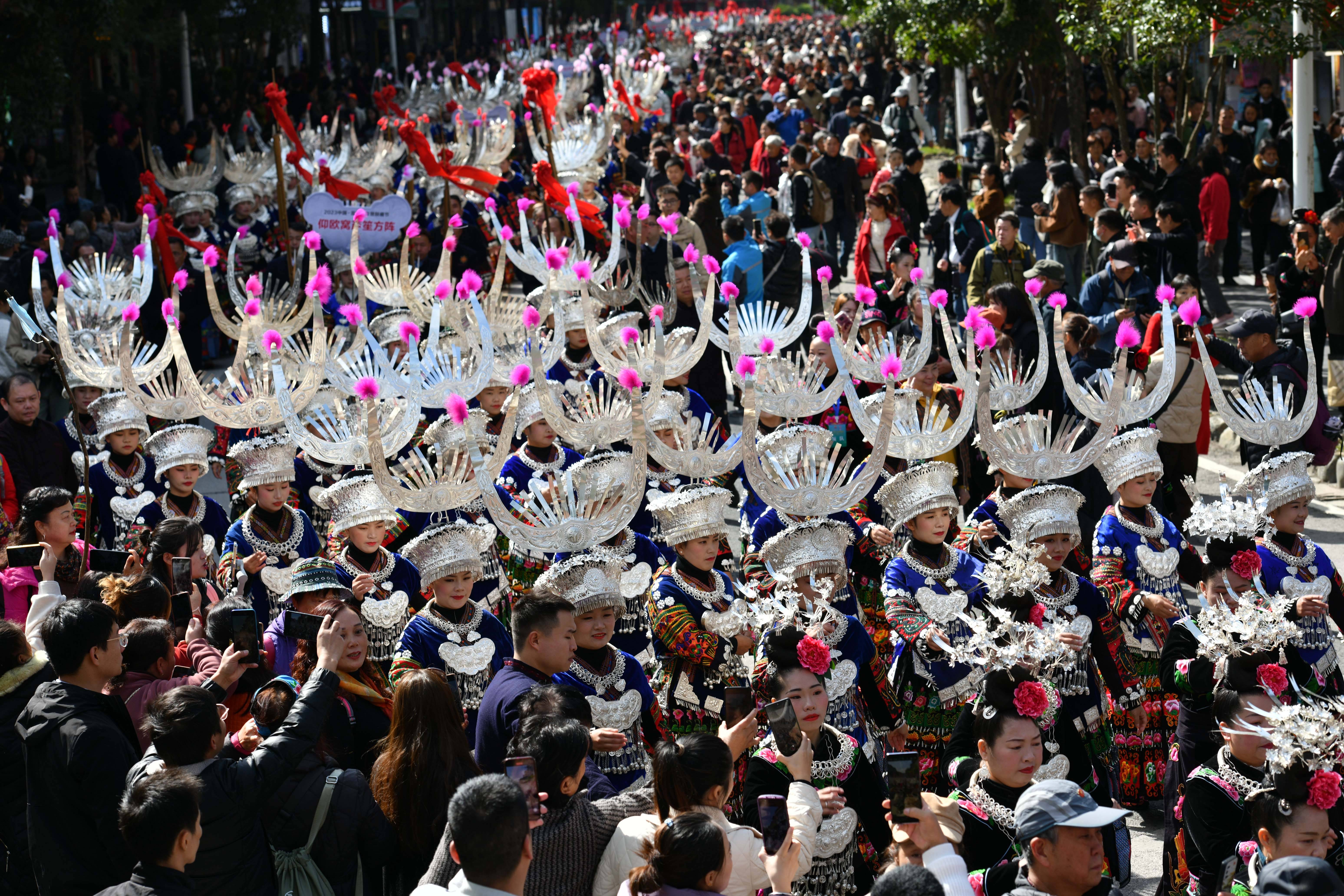 (社会)贵州雷山:苗族同胞载歌载舞欢庆苗年和鼓藏节