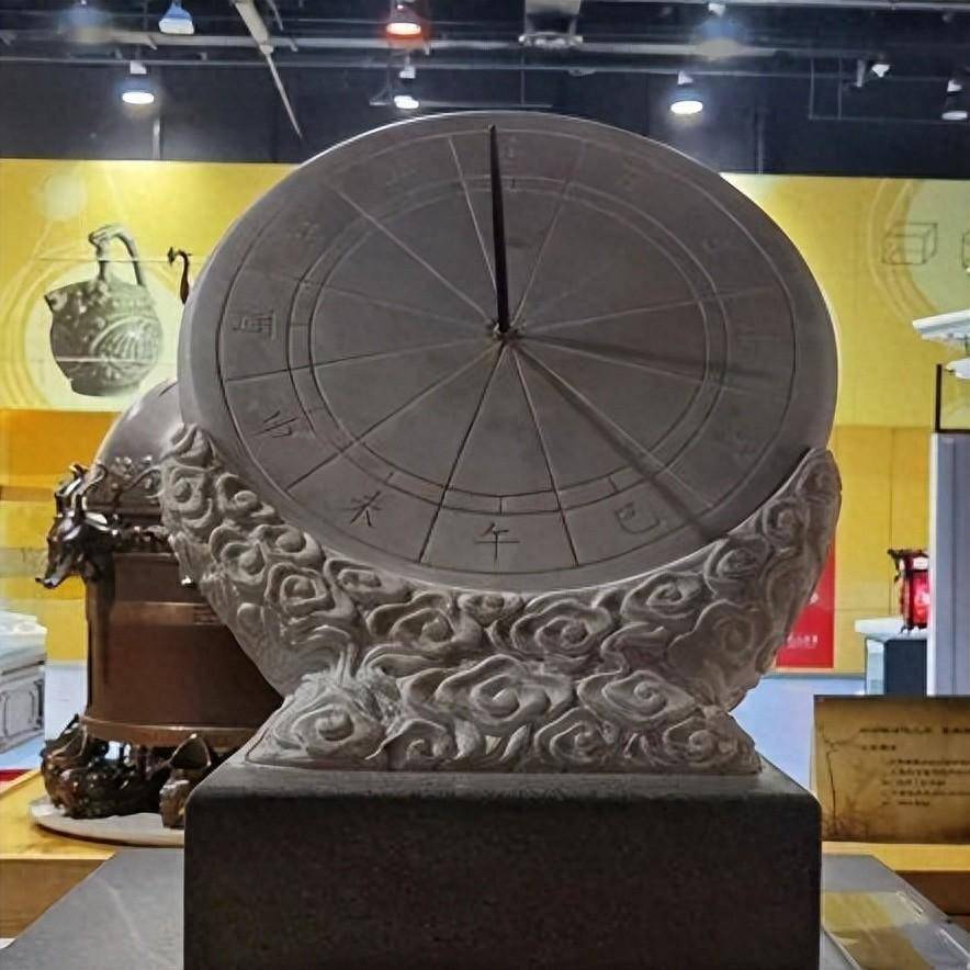 日晷是中国古代计时仪器的一种,利用一根指针投出的日影方向的变化来