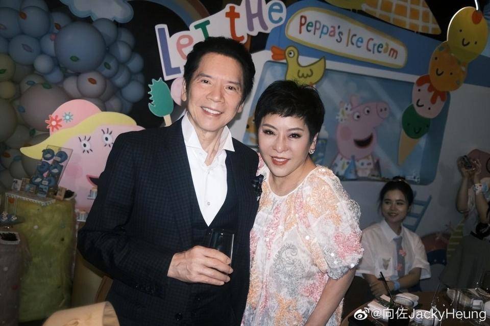 向佐晒夫妻甜蜜合照,他穿12cm木头高跟鞋,郭碧婷罕见穿黑丝被老公逗笑