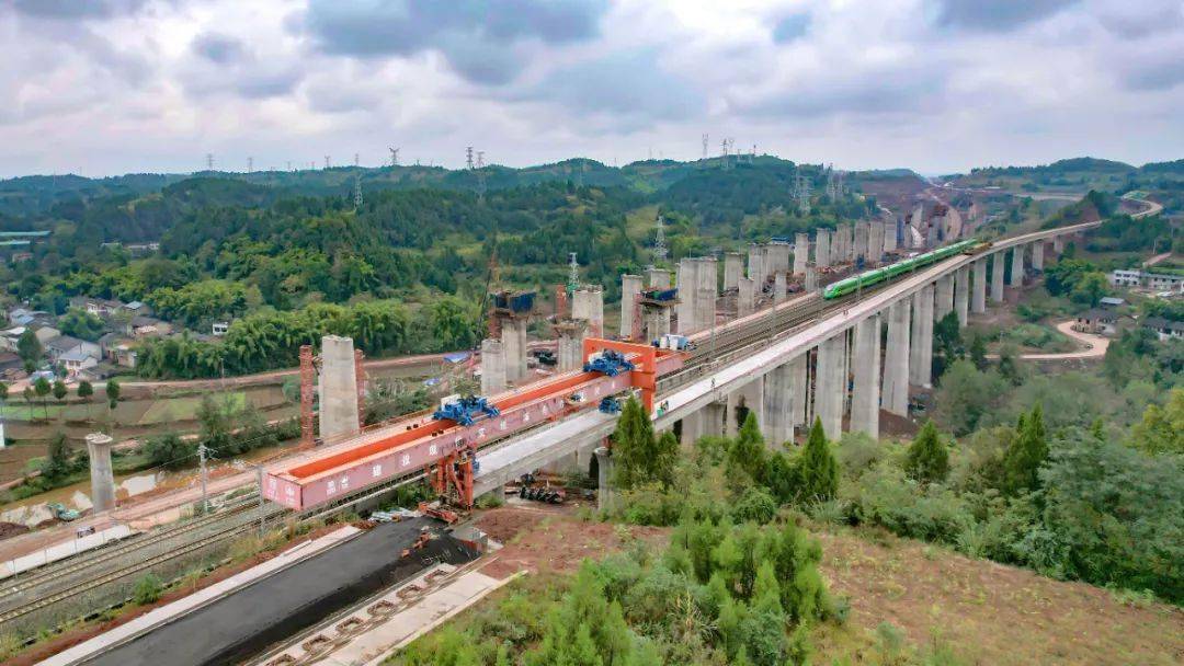 汉巴南铁路南巴段主线桥梁架设完成