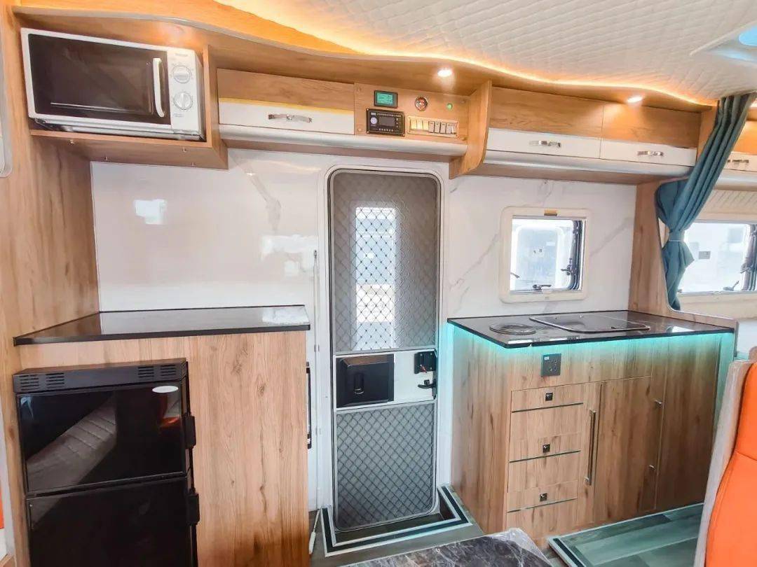 轩航领航s1c型房车豪华版 时尚大气配置全 经典对卡座布局 家庭出行高