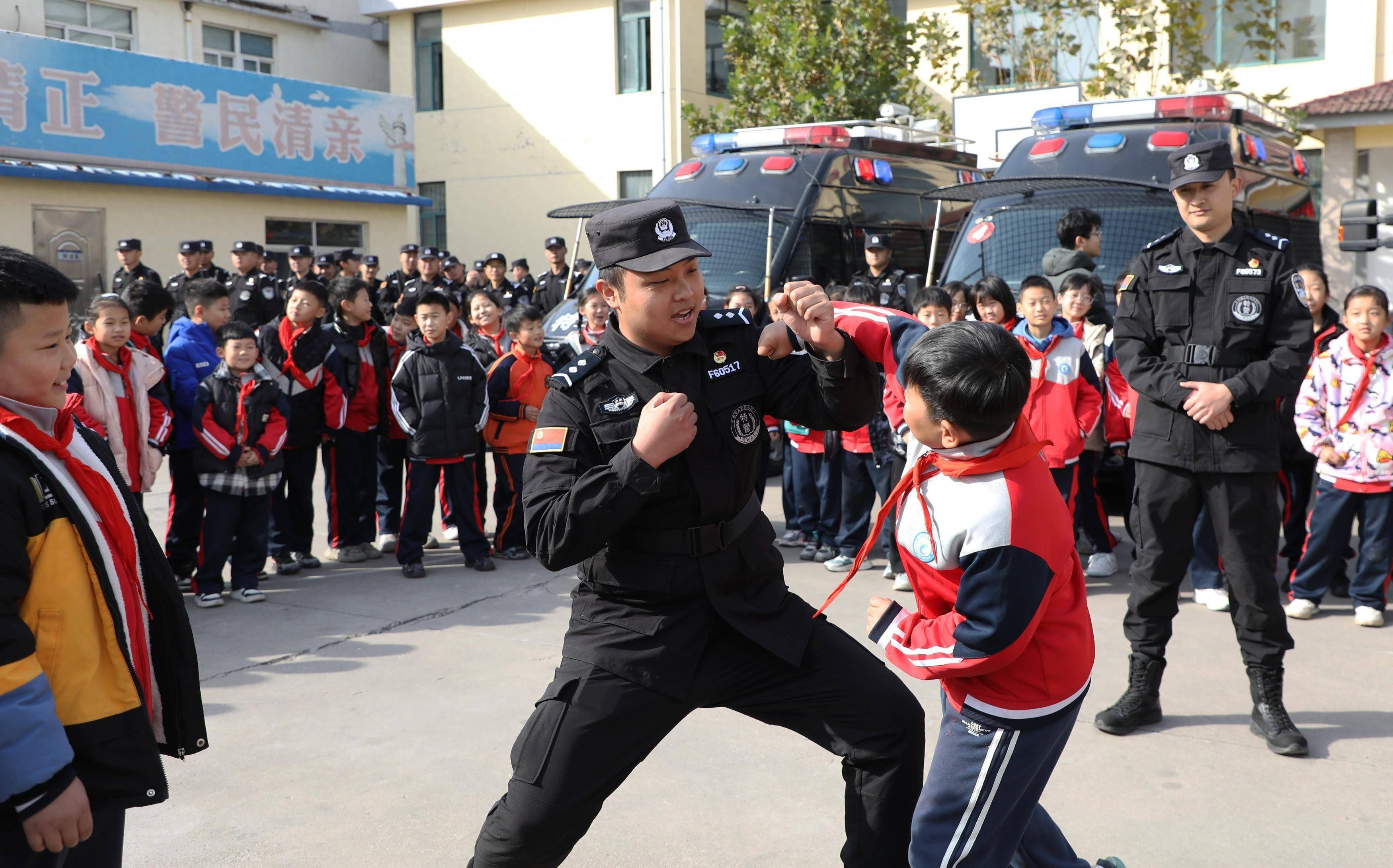 我们的新时代 | 临沂:小学生体验警营生活_沂南县_特警_互动