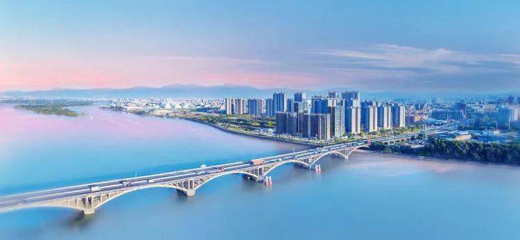 西江桥南岸 一线江景大盘在欢呼声中,迎来了藤县凯旋一号营销中心开业