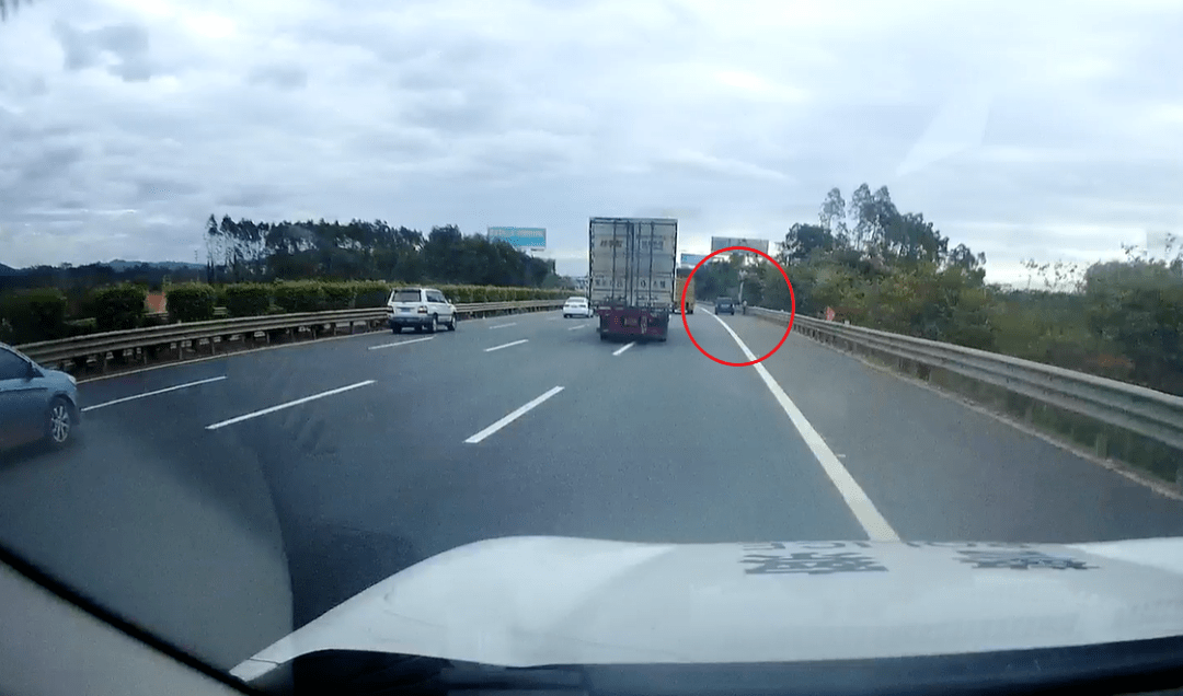 广西壮族自治区公安厅交警总队高速公路管理支队五大队民警巡逻至g72