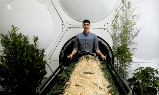 乔恩的这个"回归自然"殡仪馆主打的就是原生态殡葬,美其名曰"对环境