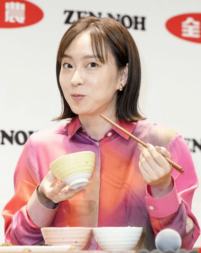 中日俩退役大师姐今日的幸福生活:丁宁当老师,石川佳纯试吃新米_烤肉