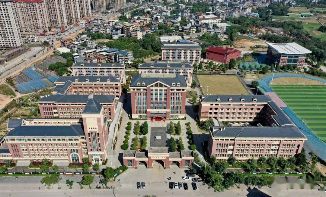 (闽侯八中新旧校区61王立强/摄)张敏杰先生塑像落户闽侯八中德育