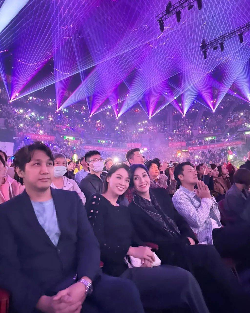 49岁陈炜与杨千嬅看黎明演唱会!