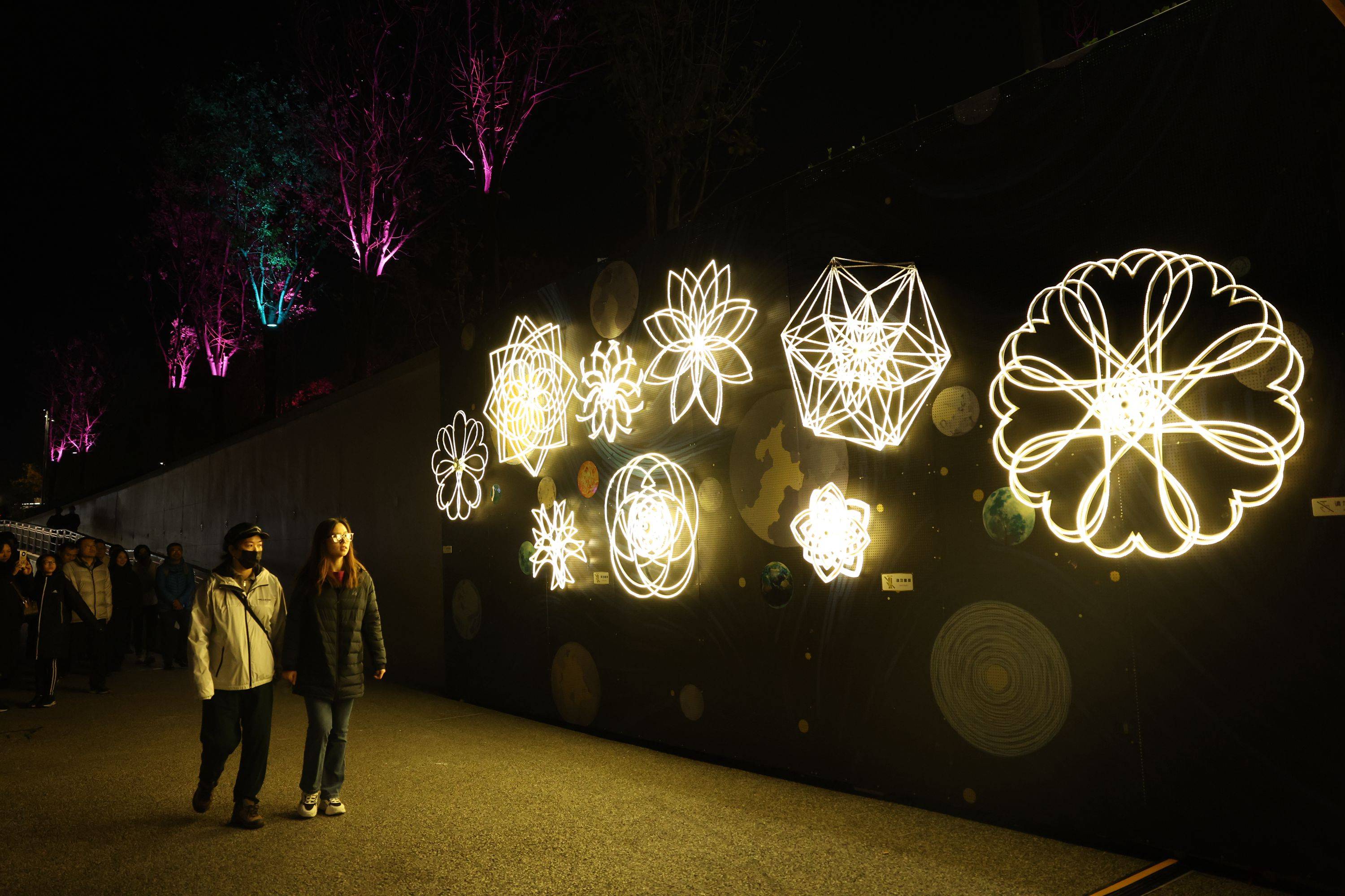 "吉凤"飞临朝阳亮马河畔,灯光秀营造梦幻场景