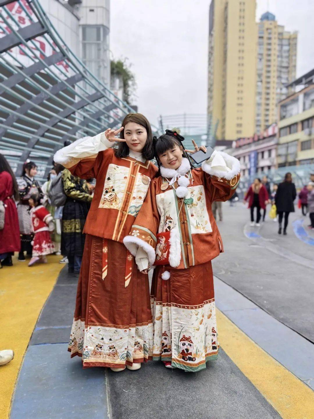 2003年11月22日,一位名叫王乐天的汉服爱好者身着汉服出行,在河南省