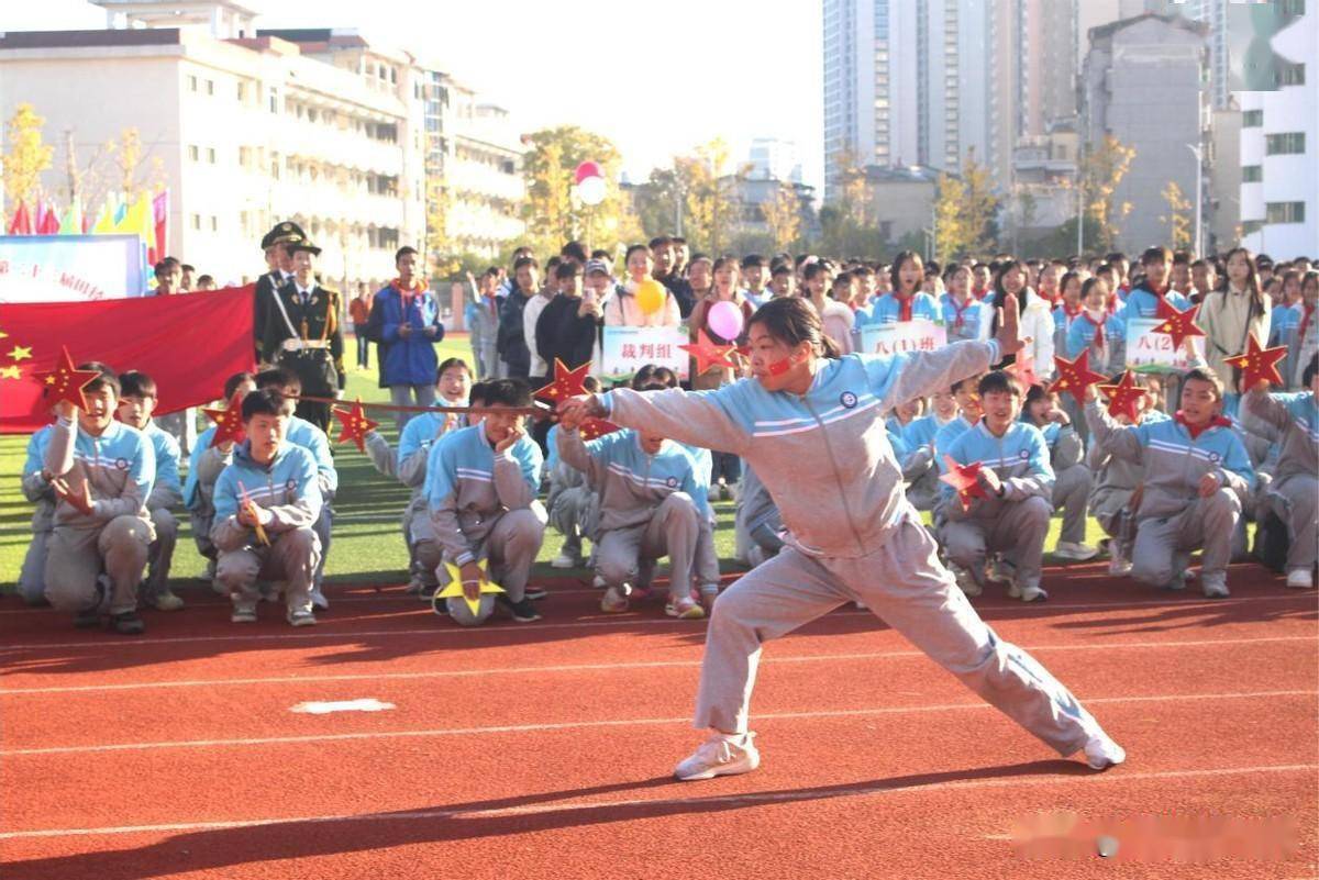 学校国旗方阵,校徽和宣传标语方阵,鼓号队方阵,彩球队方阵,彩旗方阵