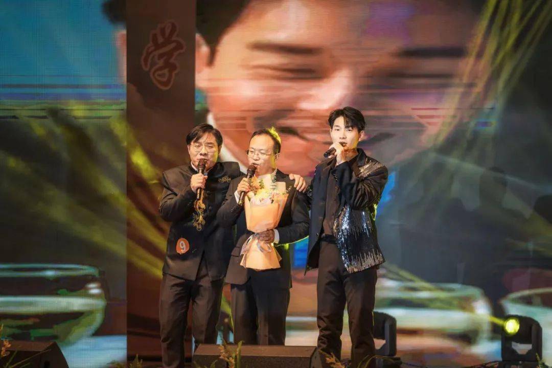 在第一轮合唱环节,喻钱涛和朱颜首先打响比赛,和他们的助唱嘉宾邵将