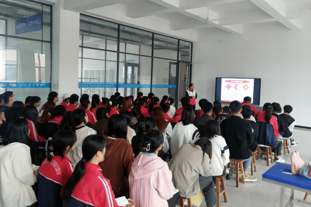蒙阴县红十字会走进蒙阴县智华职业中专,开展以"红十字生命教育 点亮
