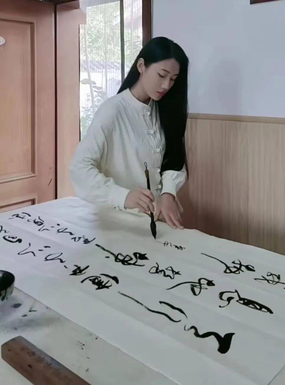 甘肃美女书法家张霞,凭借颜值与才华走红网络,网友:太美了_王羲之