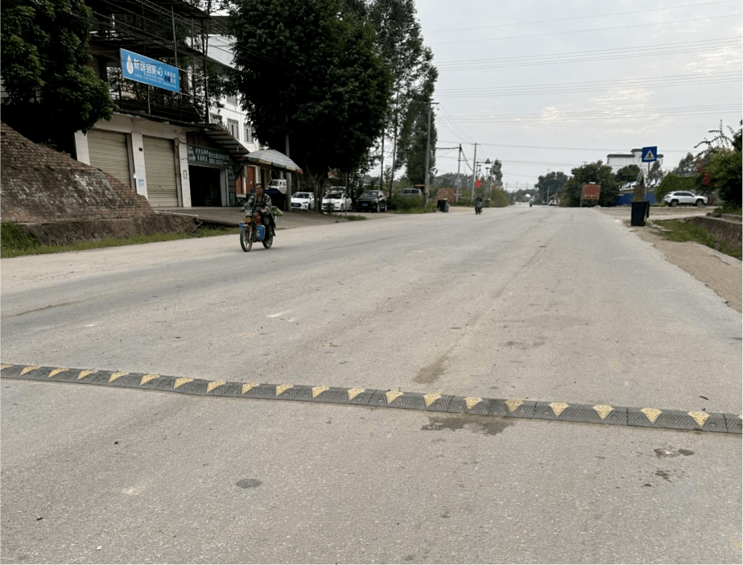 ②①西龍小學門前道路旁設立了警示牌.