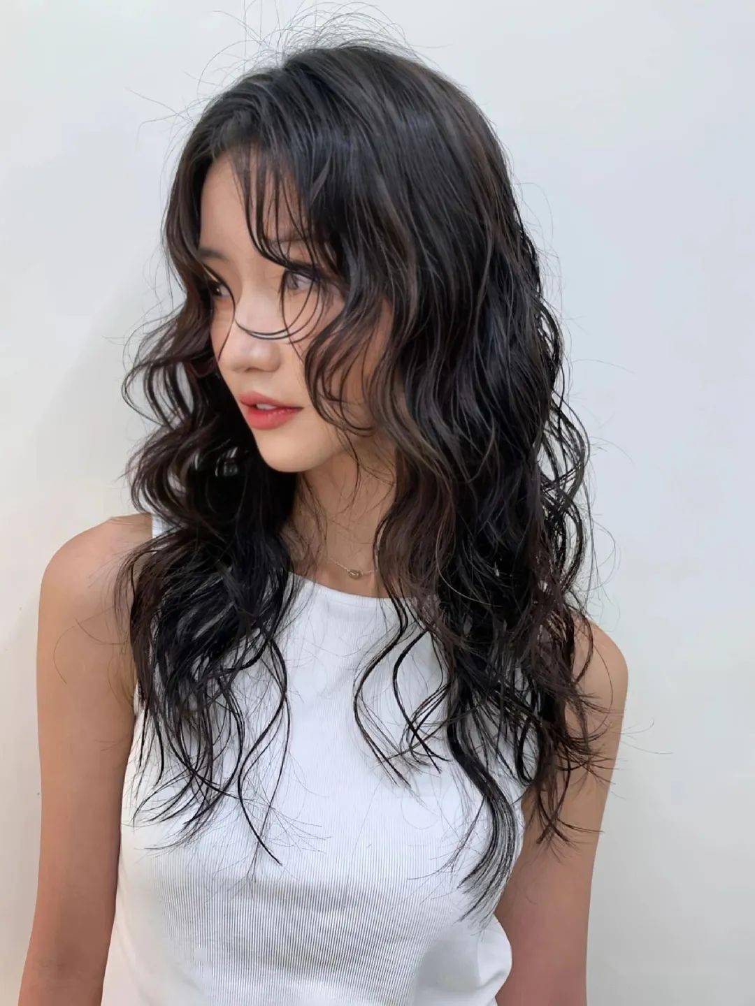 "乖乖女烫发",2023减龄首选!_发型_卷发_自然