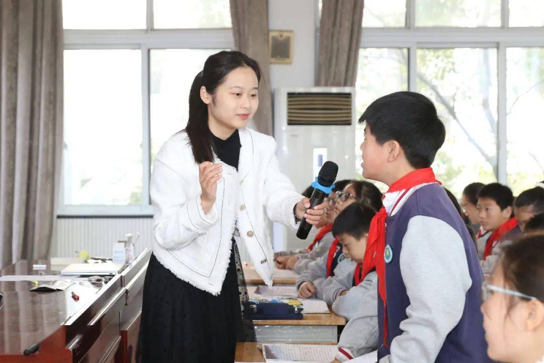 读书》执教:暨阳实验小学西校区 张璐语文《为中华之崛起而读书》执教