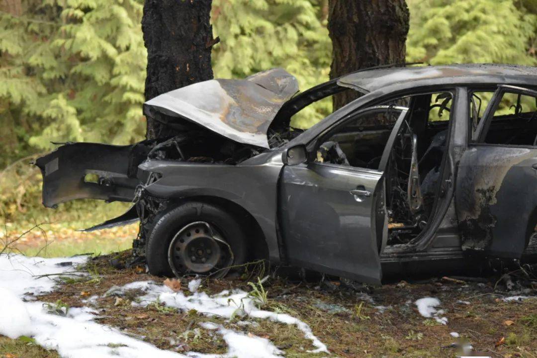 ubc"严重"车祸!现场惨烈!3青年仅一人系安全带……_blanca_公众_sim