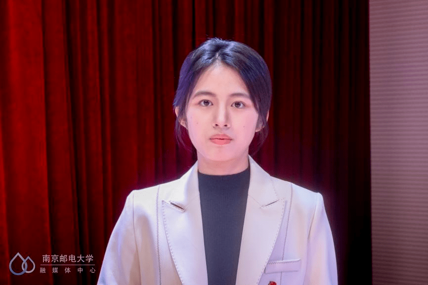 管理学院的张语彤组建"建设美丽中国"的社会实践团,以"多彩贵州,红色