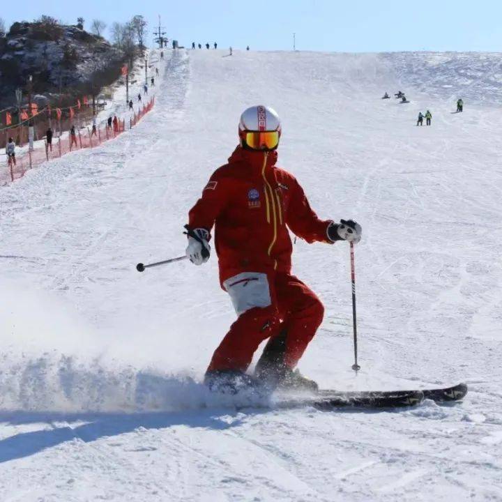 開板時間定於12月1日玉龍滑雪場是天津首家大型滑雪場,位於天津薊州區