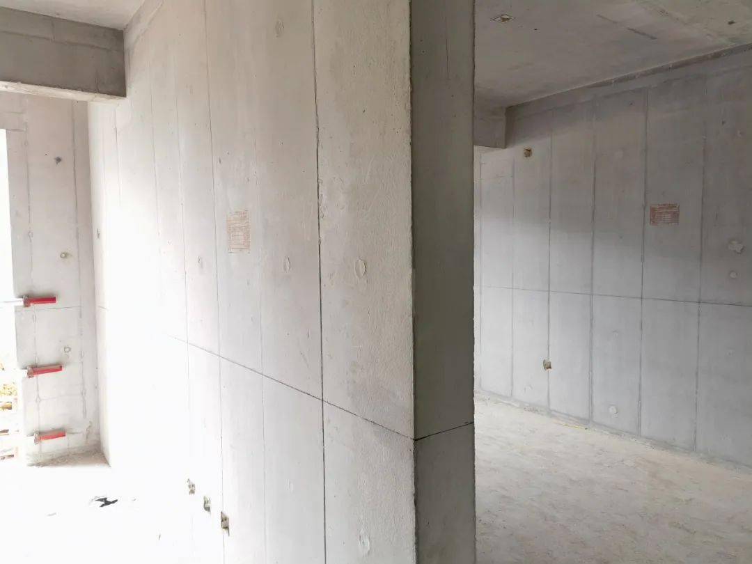 观感质量良好,并在施工前对铝合金模板进行深化设计,将滴水线,窗企口