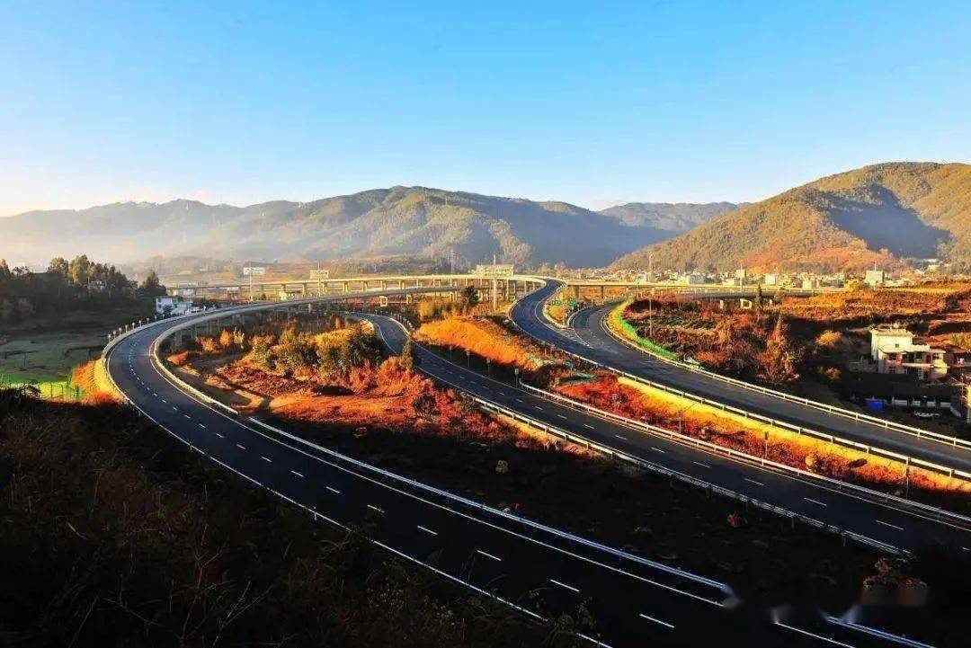 上關至鶴慶高速公路建成通車742018年7月1日,昆楚大鐵路正式通車