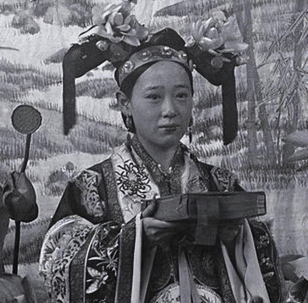 当时她丈夫死后两人并无子嗣,慈禧太后带她去皇宫陪她,虽然当时四格格