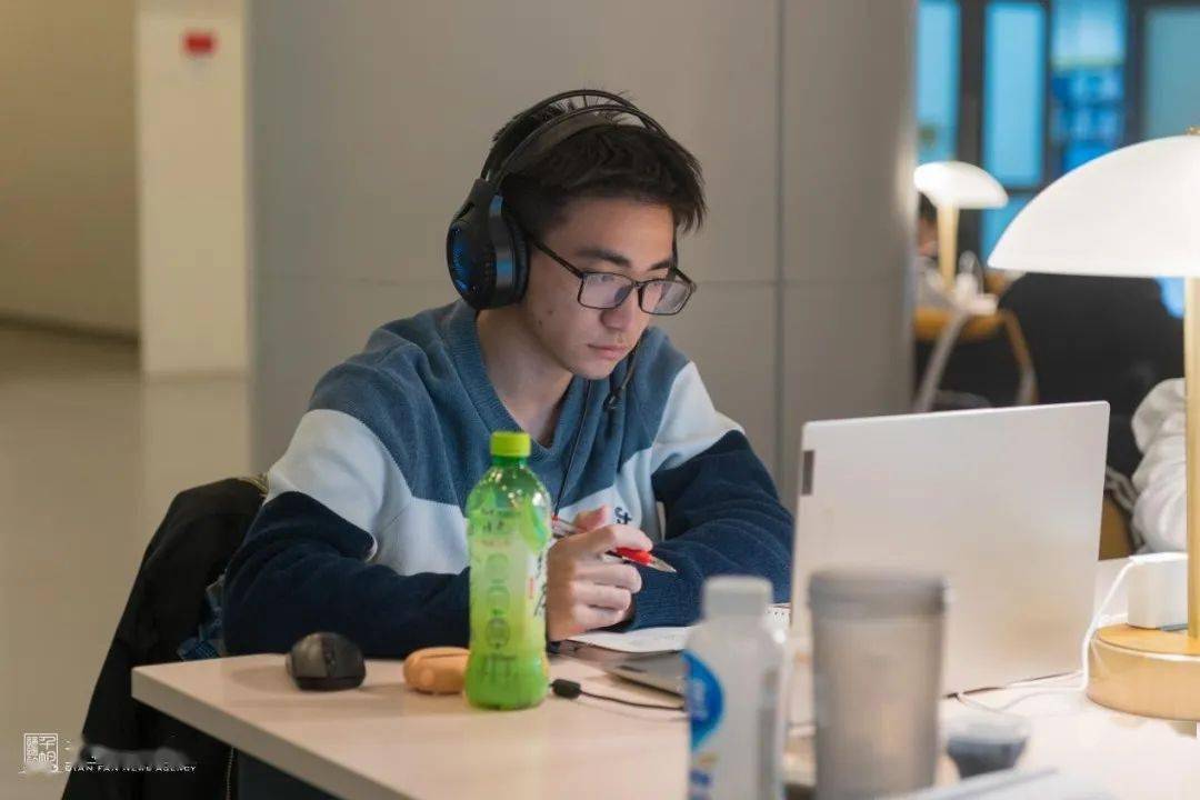 灯火通明的自习室里静如止水暖黄的灯光洒在摊开的书页漆黑的深夜里争