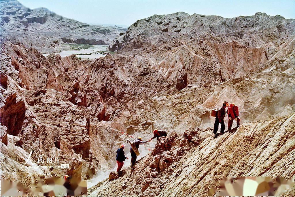 在我国新疆的天山南麓,有一片几百公里长的山前库车坳陷地质构造.