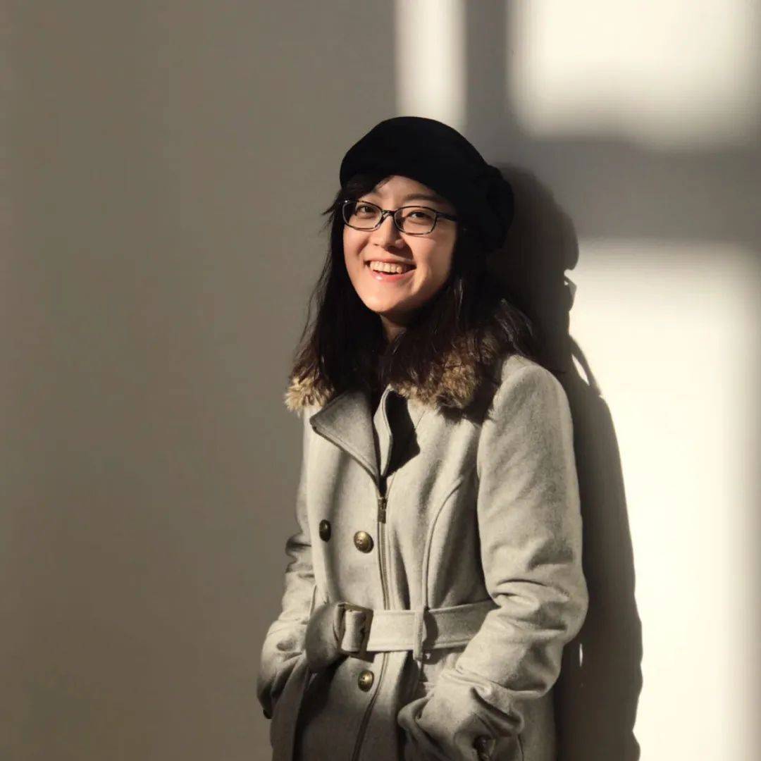 张畅笔名赫恩曼尼,做过记者,编辑,现为节目策划人.