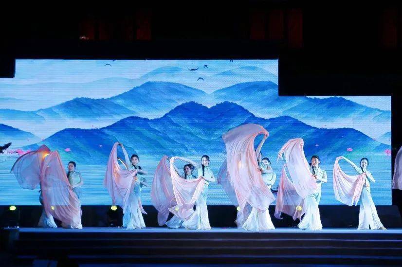 兰溪市文化馆青年舞蹈队编导:方芳,童欢,陈广强,张宁获奖作品《浣纱入