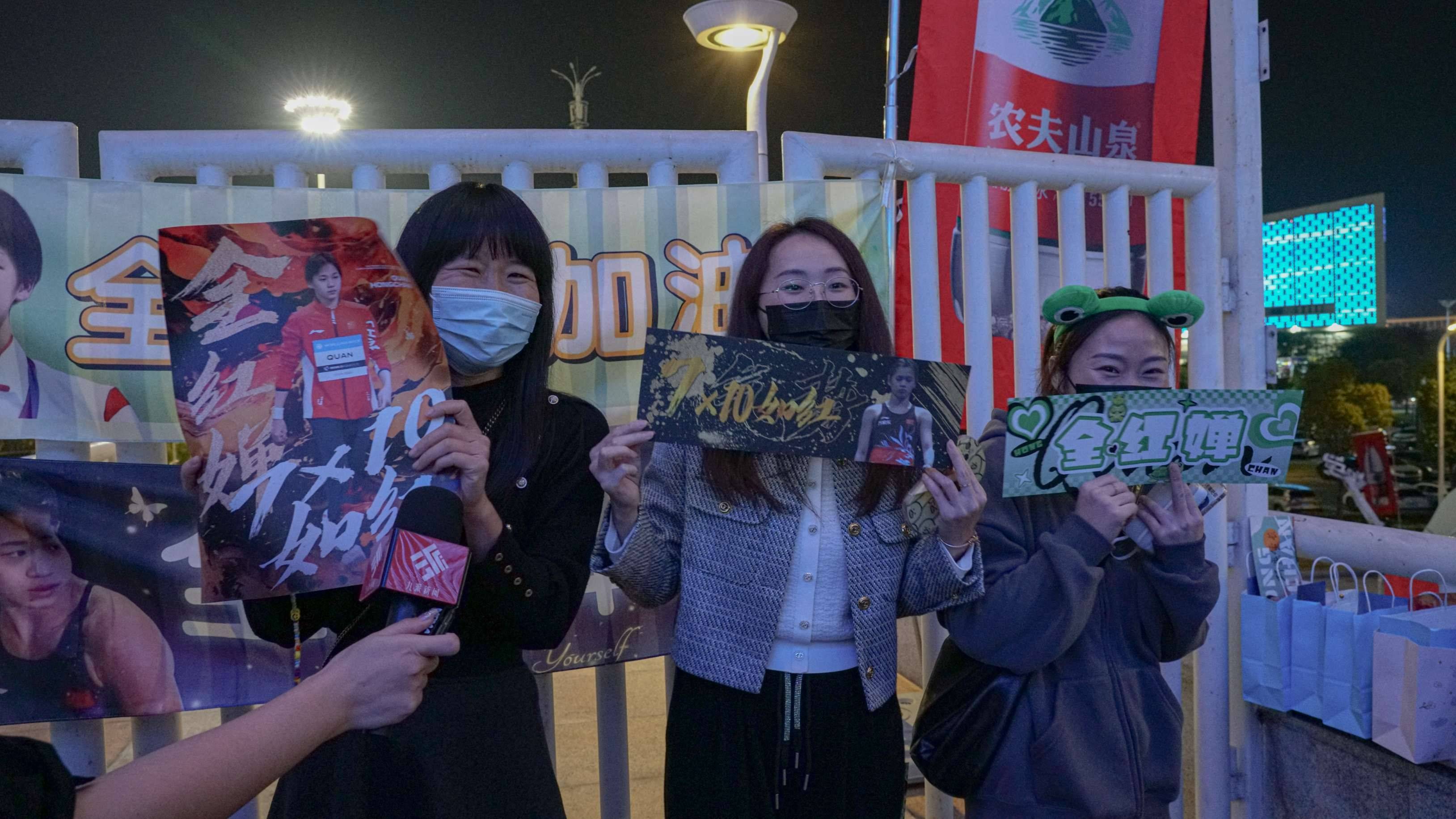 陈芋汐蝉联全国跳水锦标赛冠军,全红婵9分惜败,观众举横幅为运动员