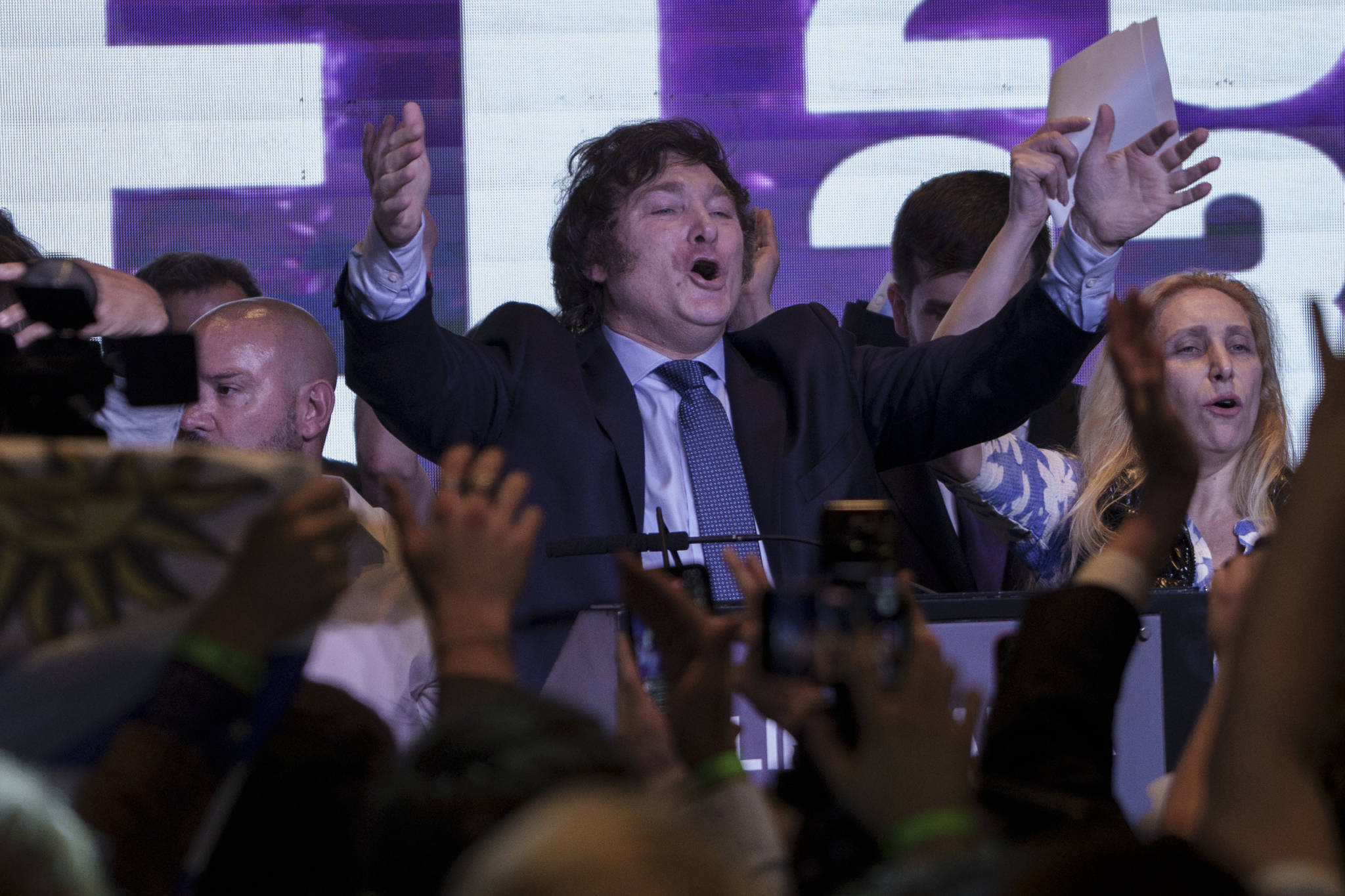 前总统马克里在第二轮投票前表态支持米莱,促成大批中右翼支持者选票