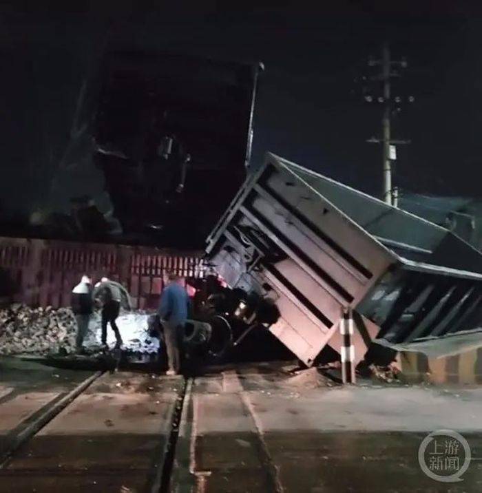 河南登封一大货车与运煤火车相撞,大货车司机不幸身亡