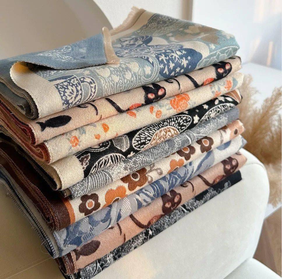 透气,不易起球不易掉色,采用32支含棉细纱,加上重工三打提花卡尼工艺