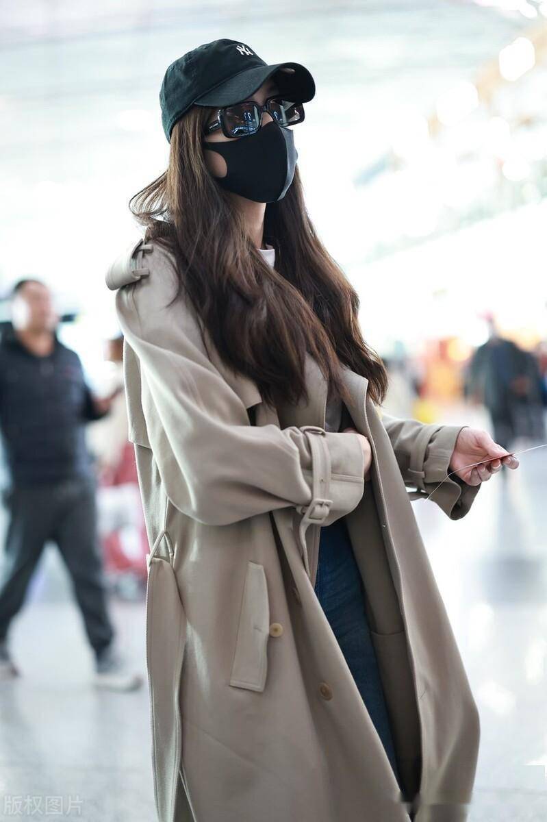 古力娜扎北京机场出发,卡其色风衣气质时尚