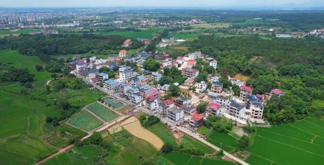 位于安义县龙津镇北侧,村里早先是从湖北麻城县迁至安义长埠,再由长埠