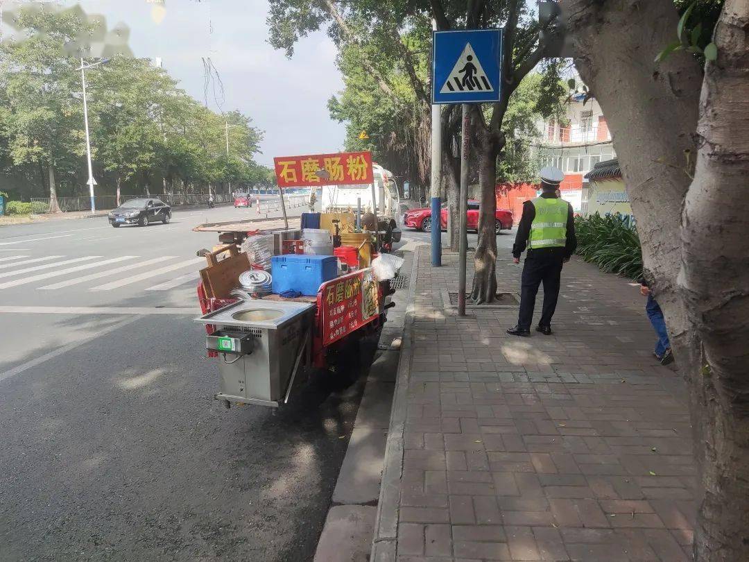 电动三轮车变身餐饮"半挂车"被查处 当事人:这样收摊方便_车辆_肠粉