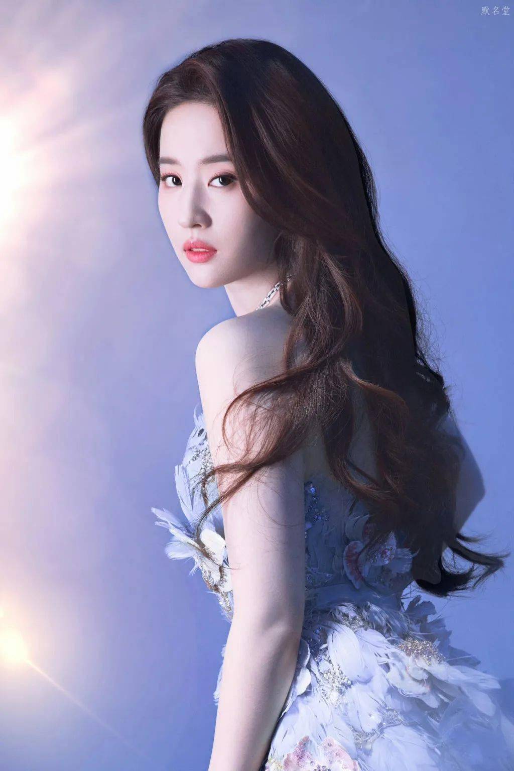 早年接受采访时,刘亦菲被主持人问到"小龙女一样空灵,清纯的形象是否