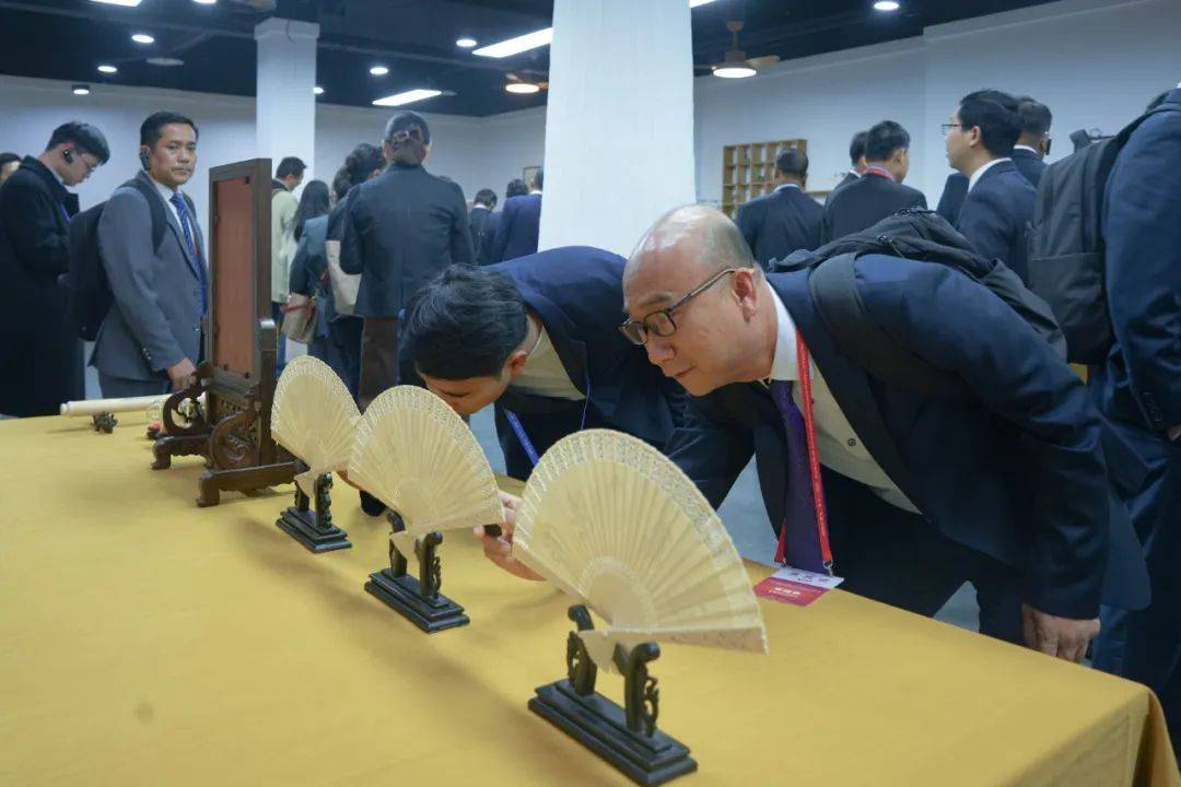 微雕作品仔细观看嘉宾微雕大师潘启慧向嘉宾们介绍微雕作品11月23日